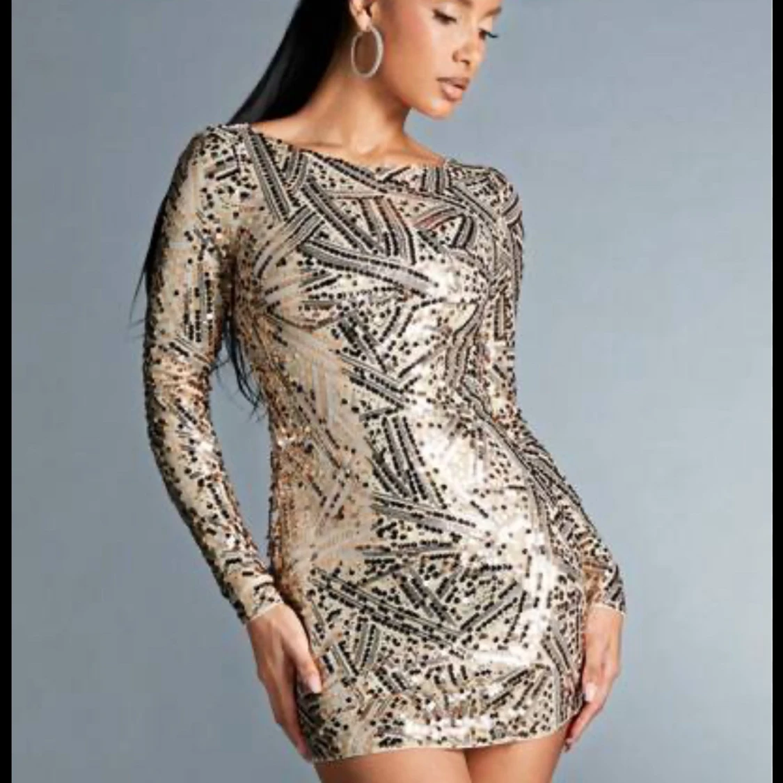 Glittrig kortklänning med paljetter - 2