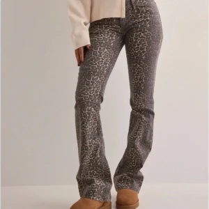 Nelly jeans  - Kommer ej till användning! Storlek 36 men passar mig som vanligtvis har 32/34! Bra skick
