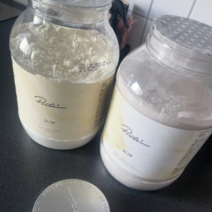 Proteinpulver slim - Helt nya oöppnade förpackningar i smakerna ”Cappuccino ice cofee” och ”vanilla” köpt på protein.se.  Går ut 2026. Säljer båda två för 500kr. 