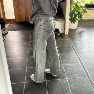 Grå Jeans - Säljer dessa gråa vida Jeans från NA-KD🤩 De är högmidjade och sitter väldigt bekvämt! De är i storlek 36🥰