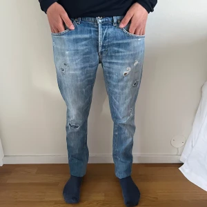 Dondup George jeans - Snygga Dondup George! Jeansen har riktigt snygga slitningar! Dom är i bra skick och inga defekter! Storlek 33 midja! Grymma jeans till våren! Hör av er vid intresse!//FR