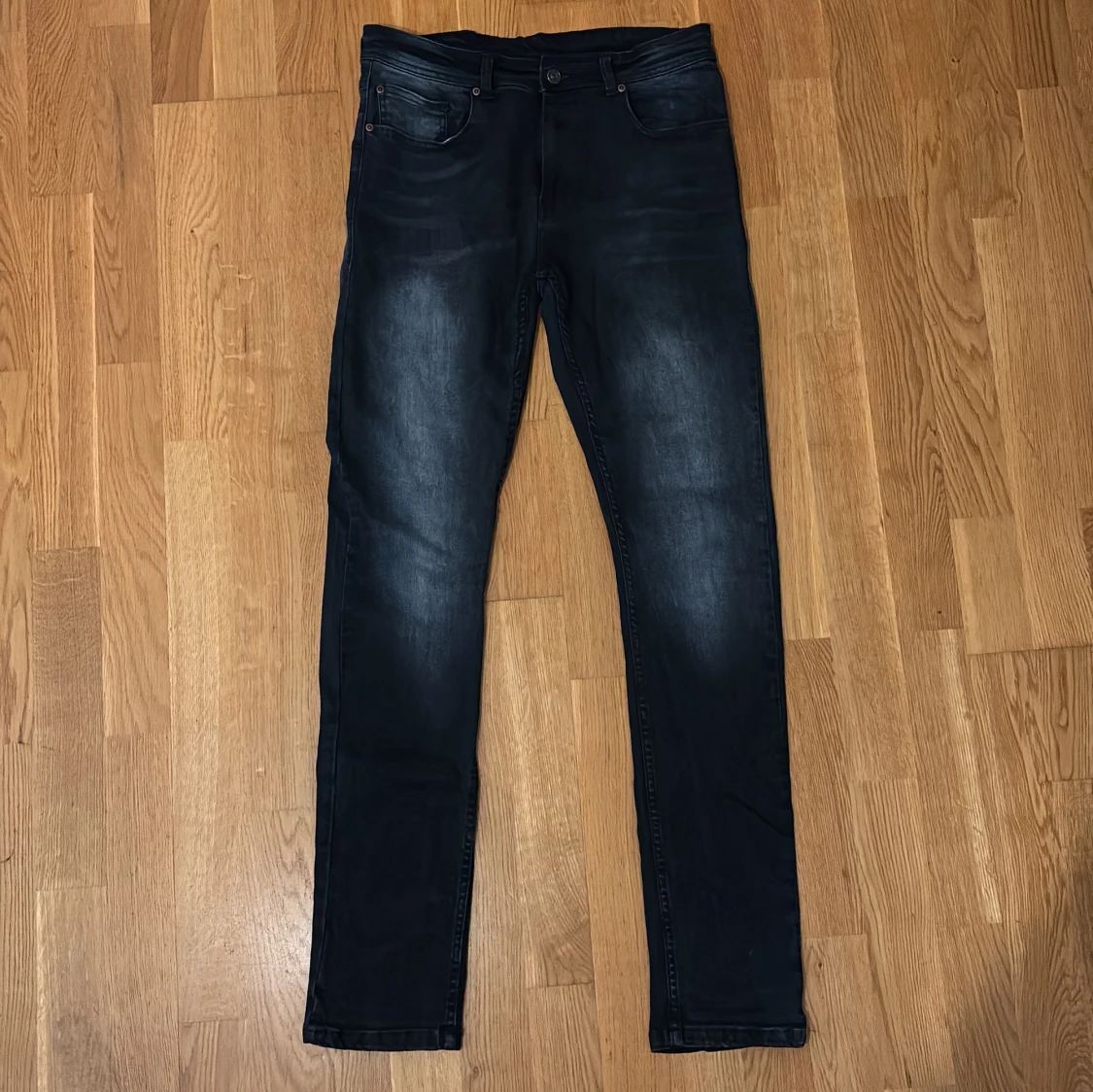 Mörk blå jeansbyxor från Crone