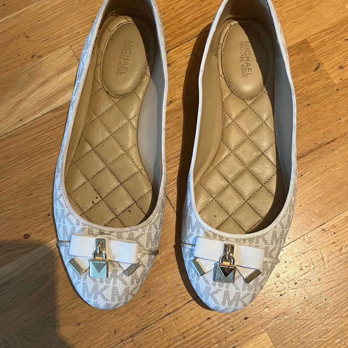 Vita ballerinaskor med rosett från Michael Kors - 1