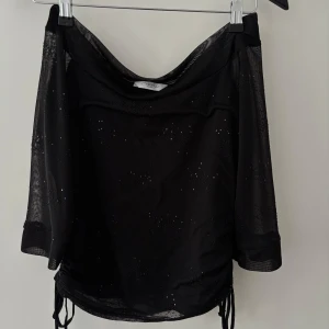 Fest topp - En jätte fin glittrig fest topp som har används ett fåtal gånger, väldigt fin skick🍓Priset kan diskuteras