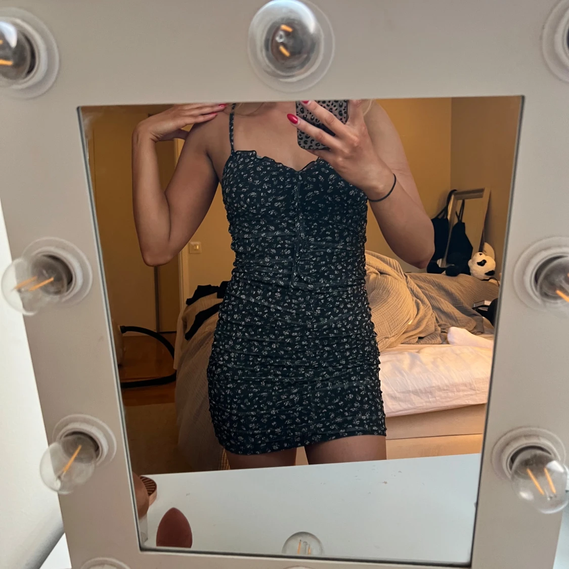 Svart blommig kortklänning med volangkant - 2