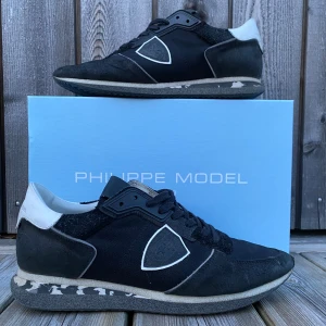Philippe Model trainers - Säljer ett par Philippe Model trainers. Mycket bra skick 9/10. Box ingår. Storlek 42. Priset går att diskutera. Hör av er vid minsta fråga.