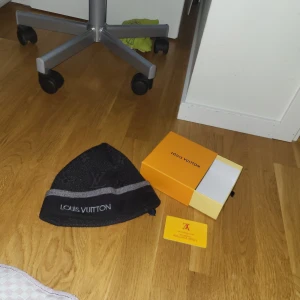 Mössa från välkänt märke - En fet mössa med coolt tryck. Mössan är en ŕ€p