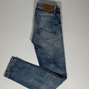 Jack and jones jeans - Ett par riktigt snygga och trendiga Jack and jones jeans i fint skick, storlek 30/32, slimfit, vid frågor är de bara att skriva // Gramenti 