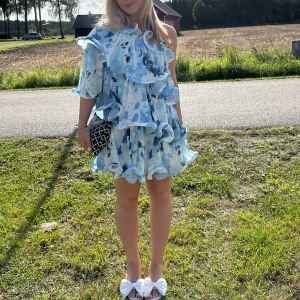 Blå klänning  - Säljer denna slutsålda klänning från Nakd i super bra skick! Så snygg och perfekt till sommarens alla tillfällen 💕