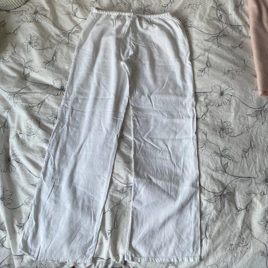 Vita linnebyxor som är lågmidjade  - 1