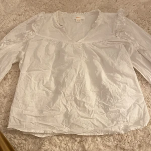 Vit blus från Gina Tricot - Jag säljer denna fina blusen från Gina då jag inte har använt den så mycket. Den är lite skrynklig men det går att ändra på! Den har jätte fina ärmar med volanger. Kontakta gärna mig innan köp😊