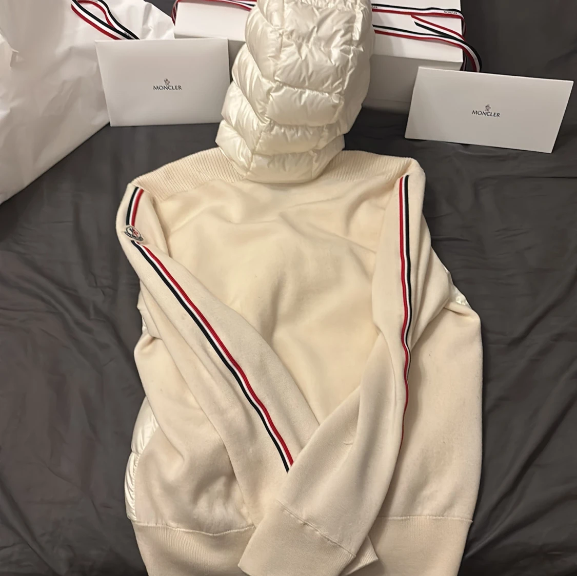 Vit pufferjacka med stickade detaljer från Moncler - 1