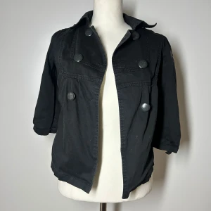 Trekvartsärmad jacka vintage   - Trekvatsärmad jacka, jeans aktig. Storlek xs. Köp sker via köp nu, jag postar inom 24h. Kvar tills markerad såld 