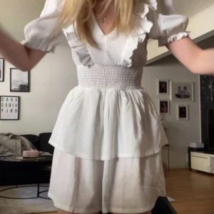 Vit kortklänning med volang och puffärm - jättefin sommarklänning, perfekt till student eller skolavslutning!!!💕💕amvända endast 1 gång