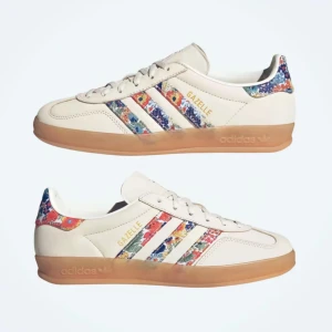 Adidas Gazelle x Liberty sneakers -  Säljer ett par HELT NYA Adidas Gazelle x Liberty london sneakers. 🌺🌻 Skorna har blommiga detaljer på hälen och de klassiska tre ränderna.  Levereras i originalkartong med extra skosnören 😊 ‼️Har två par i olika storlekar, helt nya med prislapp och kartong kvar (aldrig använda). Dessa skor är dessutom helt utsålda hos addidas‼️ STORLEK: 39 och 1/3 NYPRIS: ca 1600kr