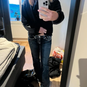 Mörkblå bootcut jeans med vita sömmar - As snygga true religion jeans. Storlek M. Väldigt bra skick. Köpte för 1300 i vintras men säljer för 850kr