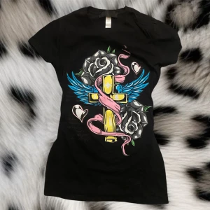 Y2k t-shirt❤️ - Super snygg t-shirt med kors och coola detaljer på framsidan❤️