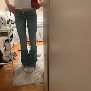 Lågmidjade jeans - Skit snygga Lågmidjade jeans från wrangler💕uppsydda där nere lite men skriv för mått💕