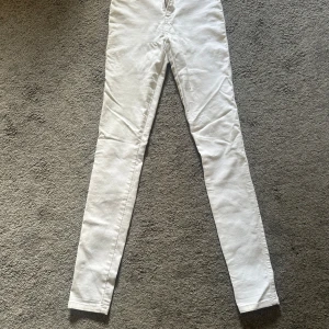 Vita skinny jeans från Dr Denim - Säljer ett par vita skinny jeans från Dr Denim. Byxorna är stretchiga och har klassisk femficksdesign. Perfekta om du vill ha ett par tajta och stilrena jeans till din garderob.