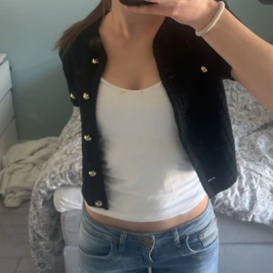 Svart tröja - Svart tröja med guldiga knappar ifrån H&M helt slut såld, storlek S