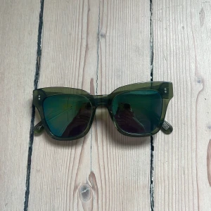 Chimi solglasögon 005 kiwi - Snygga solglasögon från Chimi i modellen 005 och färgen kiwi. Modellen har rektangulära bågar och spegelglas.