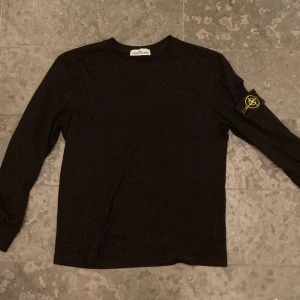 Stone Island Long Sleeve - Säljer nu en 1 : 1 Stone Island long sleeve. Sjukt clean design och precis lagom tunn för våren när det börjar bli lite för varmt för vanliga crewnecks☀️Badgen är nästintill perfekt och tröjan overall är i toppskick! Certilogo tagg finns (se bild). Pris kan alltid diskuteras, dra gärna iväg ett meddelande om du har frågor, GET THE BADGE IN‼️🔥