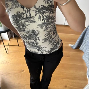 Mönstrad body - Mönstrad body med v ringning.