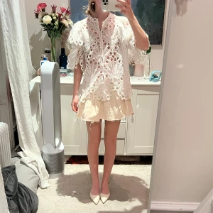 BYIC blus - Blus från BYIC i storlek XS. Blusen är perfekt med en kjol till studenten / skolavslutning! Andvänd en gång så i väldigt bra skick!🤍