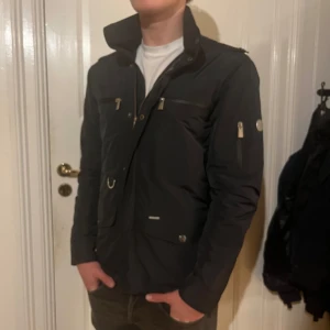 Field jacket - Tja! Säljer en sjukt snygg field jacket från märket Snoot som kommer vara grym inför våren😊skicket är typ nytt, inga defekter, nypris ligger på 4000!
