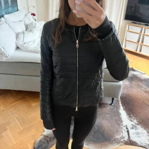Moncler jacka - Super fin jacka från Moncler! I storlek 0 vilket motsvarar xs🤍