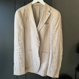 These Glory Days linnekavaj - Beige kavaj i 100% linne från These Glory Days i storlek M. Nypris runt 2000kr. Mitt pris är 500kr. Bra skick. 