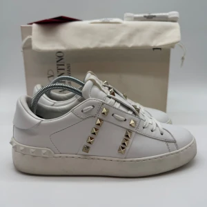 VALENTINO ROCKSTUD SNEAKERS - Valentino rockstud sneakers - Skick: 9,5/10 - Storlek 37,5 - Tillbehör: Box, dustbag, extra snören, extra nitar, kort - Nypris 7700kr - deluxecloset 