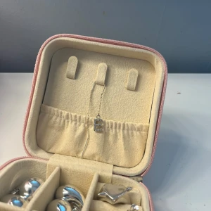 Halsband med bokstav E i silverfärg - Säljer ett halsband i silverfärg med ett hänge format som bokstaven E, dekorerat med små glittrande stenar. Perfekt accessoar för dig som vill ha något personligt och stilrent. Äkta silver, rengjorda, få missfärgningar och saknar 1 liten sten. 