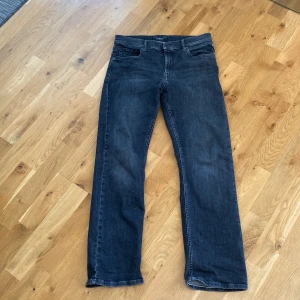 Replay thad jeans - Ett par svarta replay jeans i modell thad och storlek 158/14, straight fit och har en snyggare tvätt i verkligheten än vad de ser ut på bilderna 