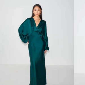 Klänning  - Säljer nu min vackra klänning från Gina Tricot som endast är använd en gång! Den är sååå fin och en helt magisk mörkgrön färg!!💚