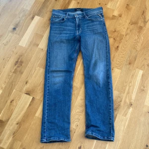 Replay thad jeans - Ett par blåa replay jeans i modell thad och storlek 158/14, Dom är i bra skick och har en snygg tvätt