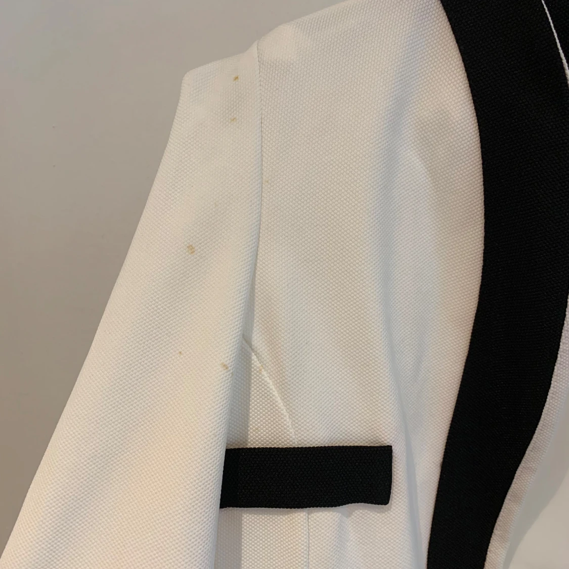 Vit kavaj med svarta detaljer - 4