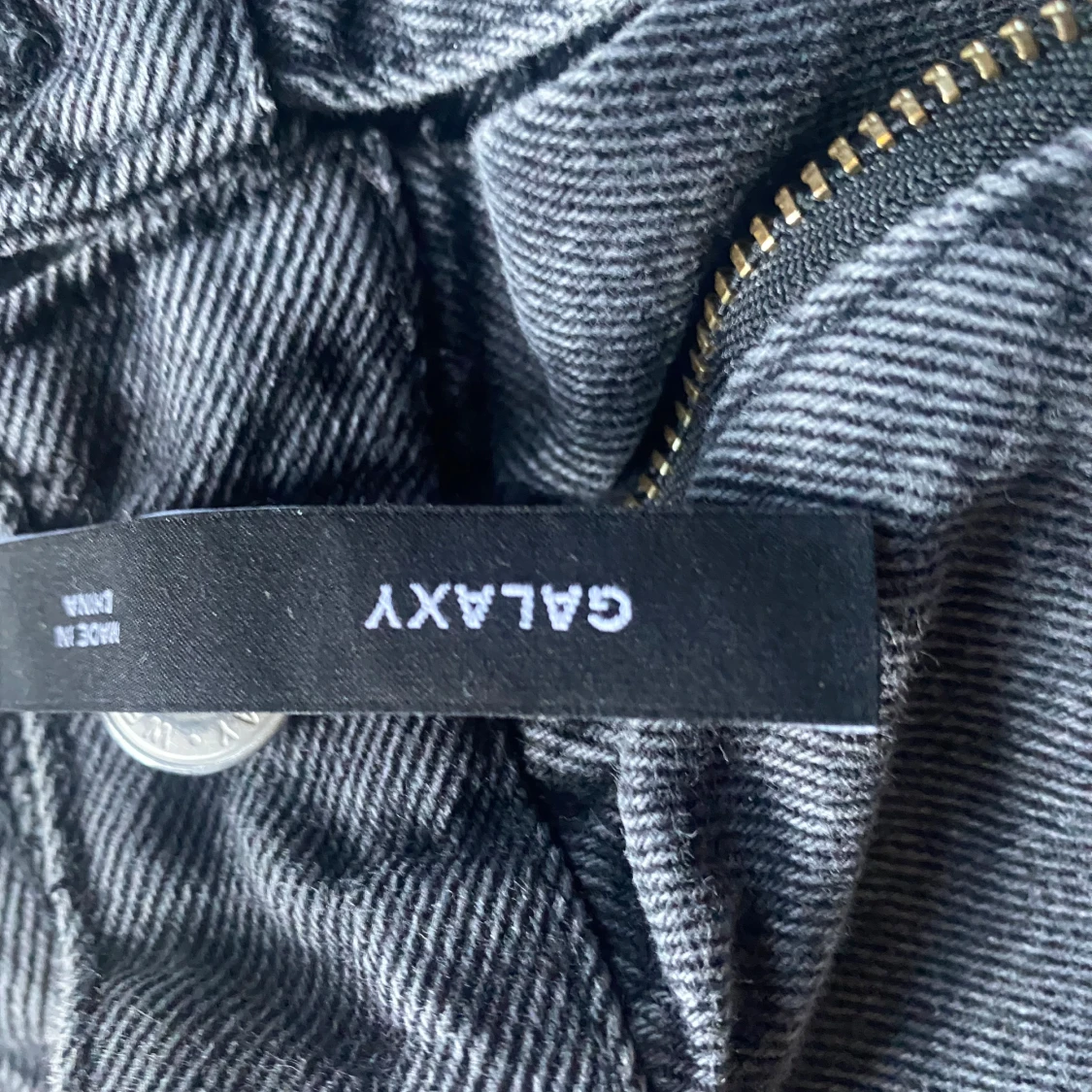 Gråa Galaxy loose straight jeans från Weekday - 1