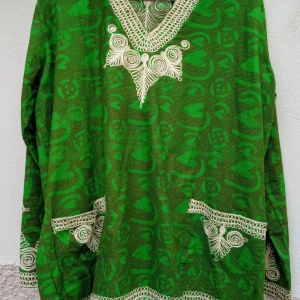 Underbar vintage hippie batik broderad skjorta från Nigeria! -  Mått, bröst rakt över 61 cm Längd 72 cm, ärm från axel 57 cm Bomull, Bibi made in Nigeria 