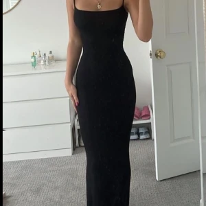 Långklänning svart  - Jätte fin och skön långklänning ifrån Gina Tricot. Helt oanvänd med lappen kvar! Lånade bilder men kan skicka egna, pris kan diskuteras vid snabbt köp!💗💗