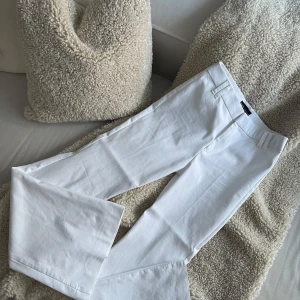 Vita kostymbyxor från Zara - Den perfekta tillskottet till sommar/vår garderoben - ett par vita flarecut kostymbyxor fràn ZARA! Strl M men då tyget ar valdigt stretch passar de aven Strl L (de jag själv har pả byxor i vanliga fall) och har även passat vän som bär storlek S (se bild för midjemätt)🤍👖☀️