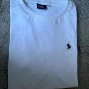Ralph lauren T-shirt  - Använd 1 gång passade inte mig väldigt schysst T-shirt nu till sommaren! Om ni har några frågor skicka till mig då.