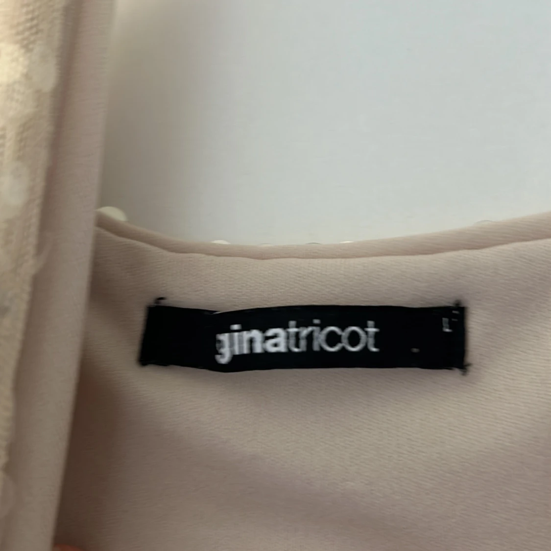 Glittrig champagnefärgad långklänning med slits - 4