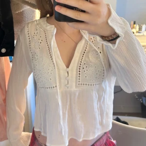 Vit blus från Zara  - Jätte fin vit blus från Zara. Den är i storlek xs men jag tycker den passar xxs också! Den kommer ner till naveln och går att knyta om man vill det💕