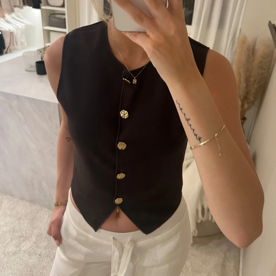 Brun väst med guldknappar från H&M - 1