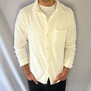 Bommulls skjorta - Tjena! Säljer nu denna extremt snygga skjortan som är ifrån East West • Skick 9/10 • Storlek M passar M/S• Modellen på bilden är 182cm • Vårt pris : 399kr • Hör gärna av er via pm vid frågor eller funderingar;