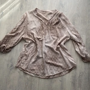 Skjorta - Jättehärlig på sommaren då den håller sig sval. Lite bohemisk skjorta. Storlek står ej men skulle gissa på M/L