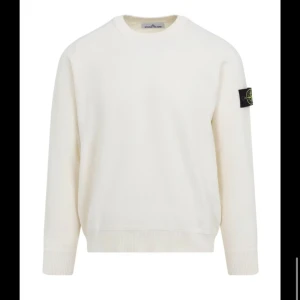 Vit  tröja från Stone Island - Tjena! Säljer min vita Stone Island tröja, använd endast två gånger och i toppskick! Storleken är liten XXL, men passar även perfekt för dig som har XL eller L. Grym passform och kvalitet som man kan förvänta sig av Stone Island. Hör av dig vid intresse!