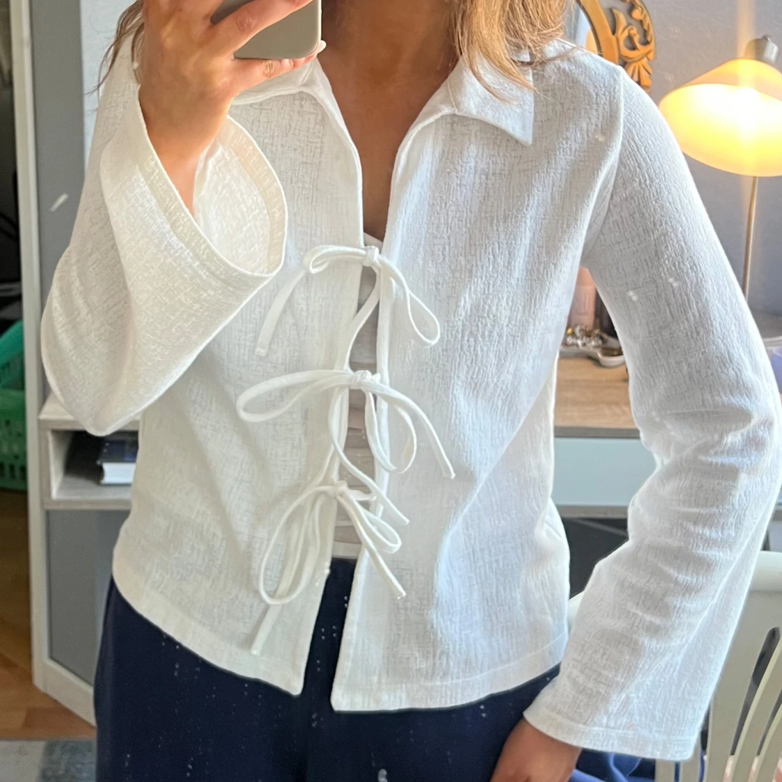 Vit blus med knytning - 1