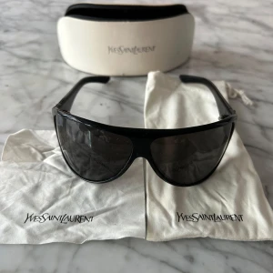 Retro YSL solglasögon  - Säljer dessa feta retro solglasögon från YSL. Visst slitage finns, boxen har viss missfärgning samt duk och påse. 
